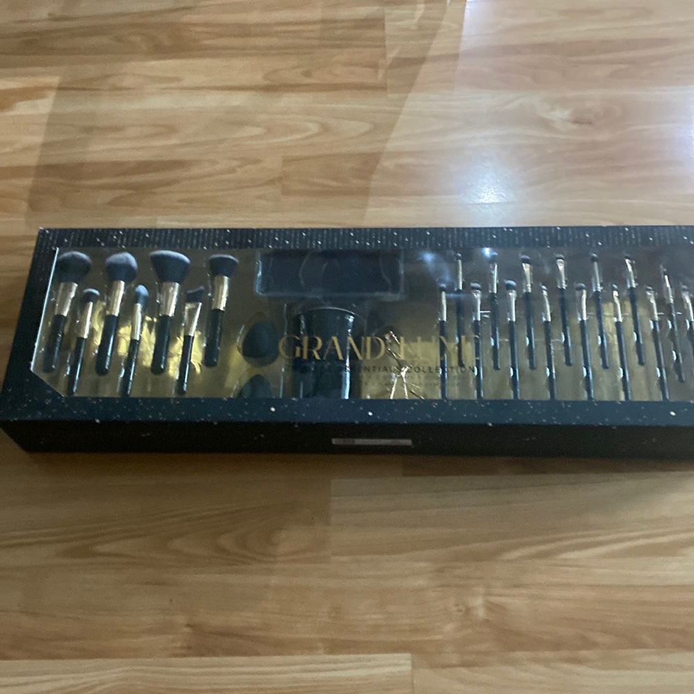 GRAND LUXE MAKEUP BRUSHES